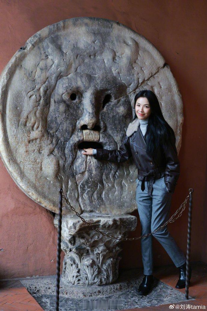 刘涛老钱风更是妈咪级别 刘涛诠释的老钱风自带松弛感，没有浮夸的装饰却尽显格调，作