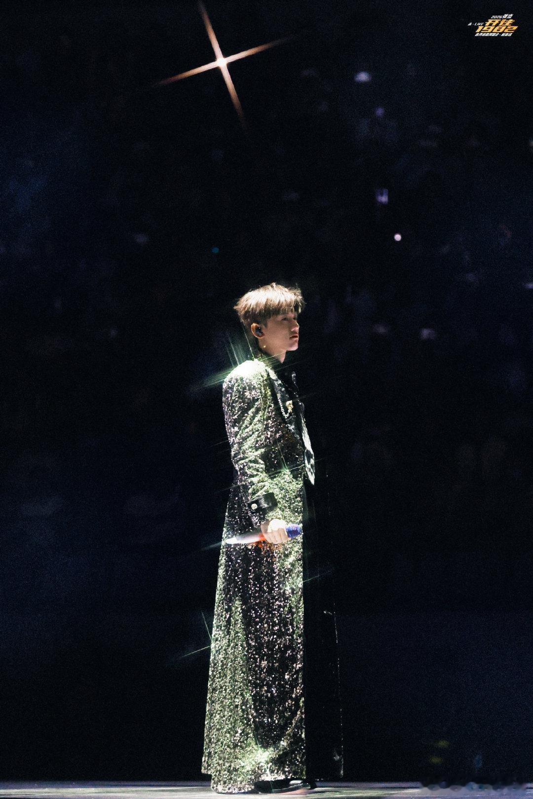 张杰分不清张杰是退场还是上场了 帅不过三秒系列！摆完酷拽退场姿势，一跳下去又被升