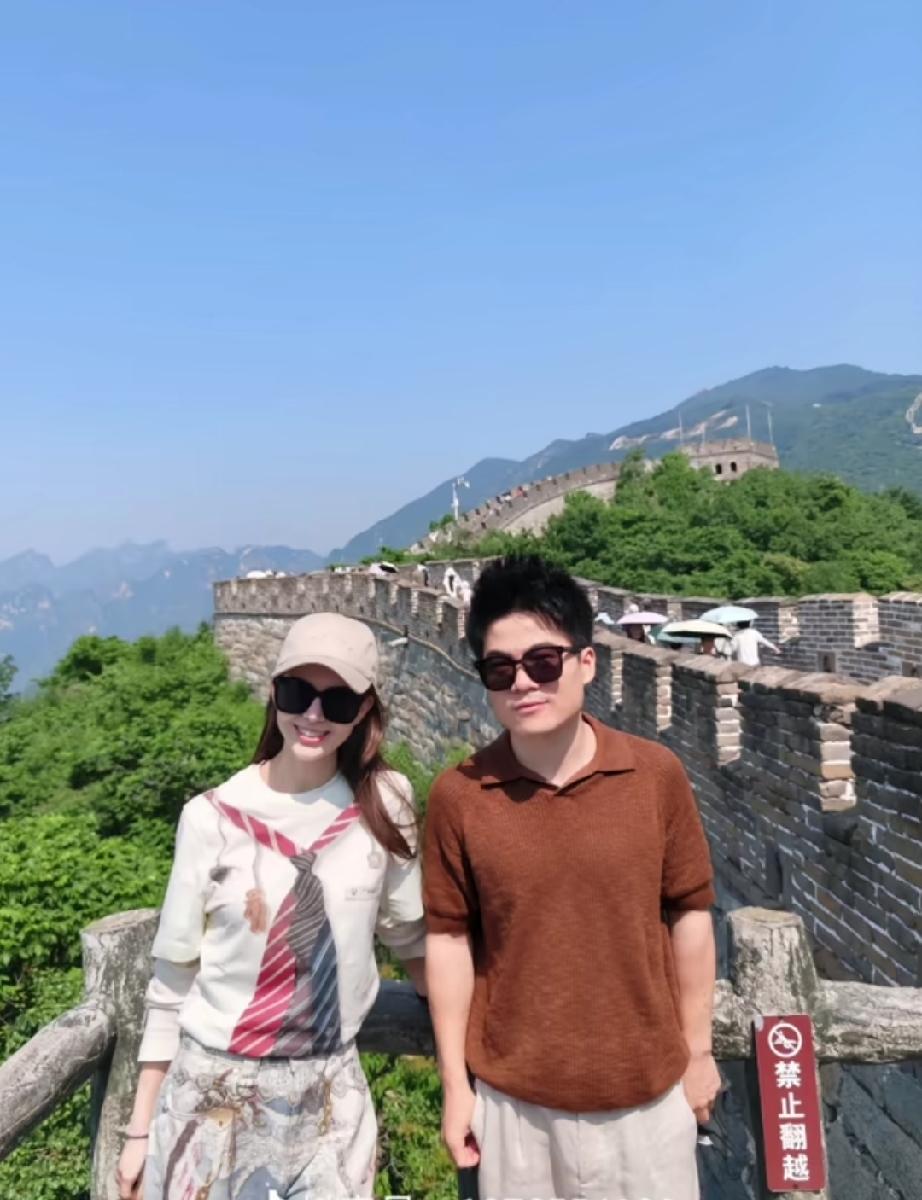 时隔十几年，董宇辉又做了一次兼职导游，只是这次是给年少时的偶像，现在的朋友一家做