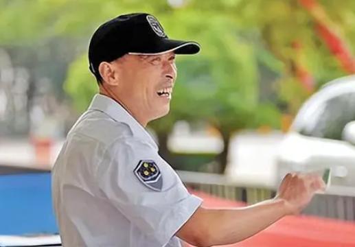 2018年，南昌1保安因工作问题，被物业辞退。谁知，竟引发千人一致反对，强烈要求