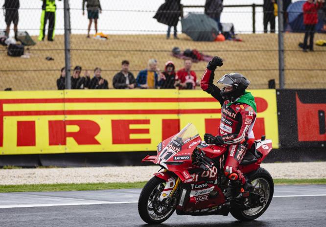 WSBK的"进站"是怎么操作的？几秒钟搞定一切
WSBK正赛一般不需要进站加油换
