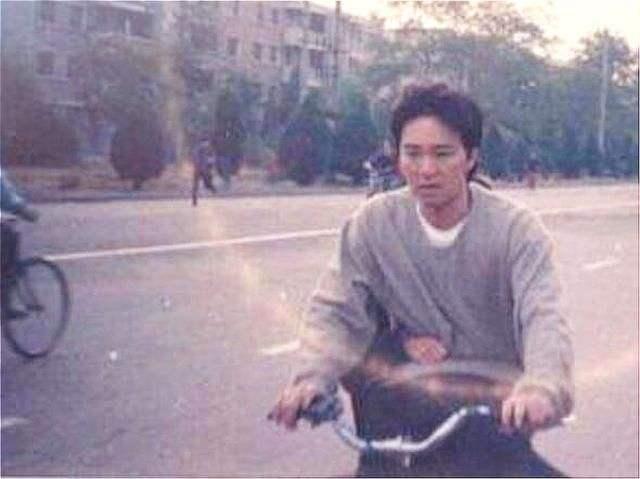 这么多年了，才知道周星驰的后座上载的是朱茵！
很多粉丝都看过周星驰骑自行车载人这