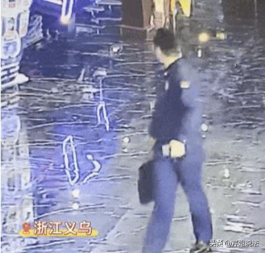 浙江义乌，一男子网购了仿制的消防人员穿着的制服，回家试穿之后，不仅很合身，看起来