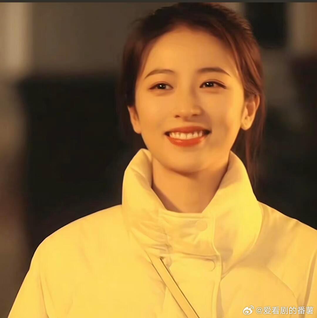 #周雨彤英文翻译演我本人##周雨彤[超话]# 周雨彤是不是自带观众缘看她就感觉她