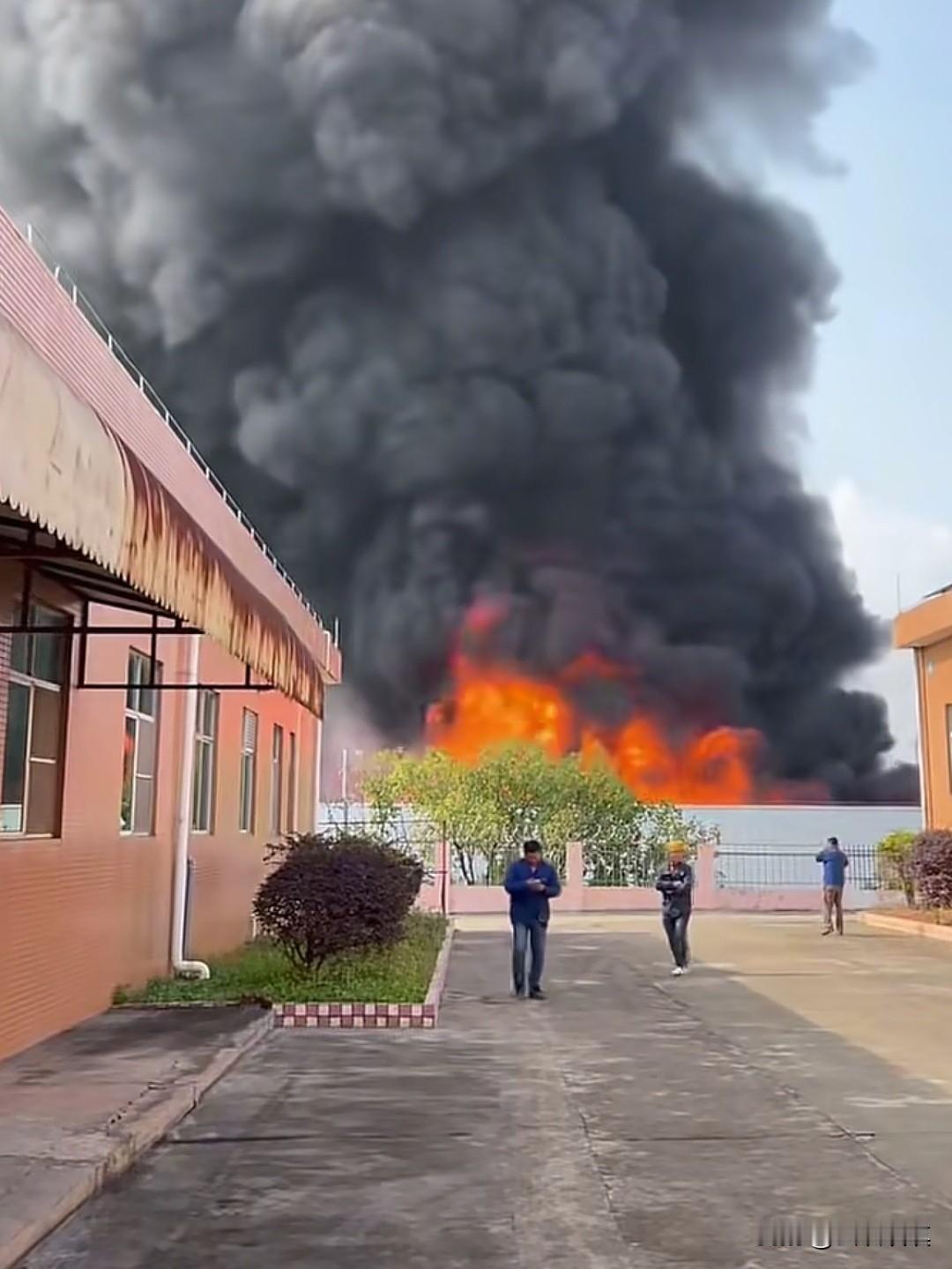 刚刚，今天（11/12月）下午，赣州市龙南市体育中心旁金塘货车停车场内的一个物流