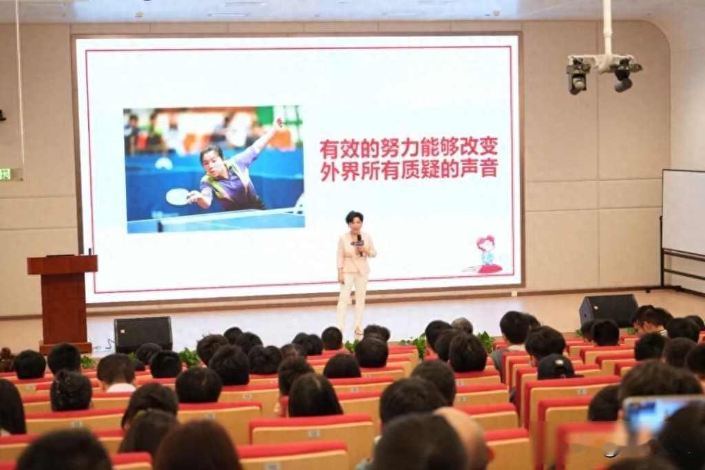 邓亚萍现身福耀科大，讲的不是励志是选择，时代变了人得自己找锚点

10月30号，