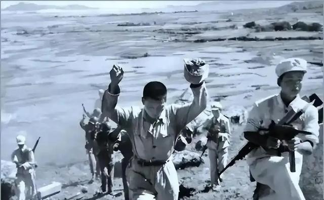 1953年，金门王胡琏率13000精兵突袭东山岛，守岛团长竟抗命死守，一封7字电