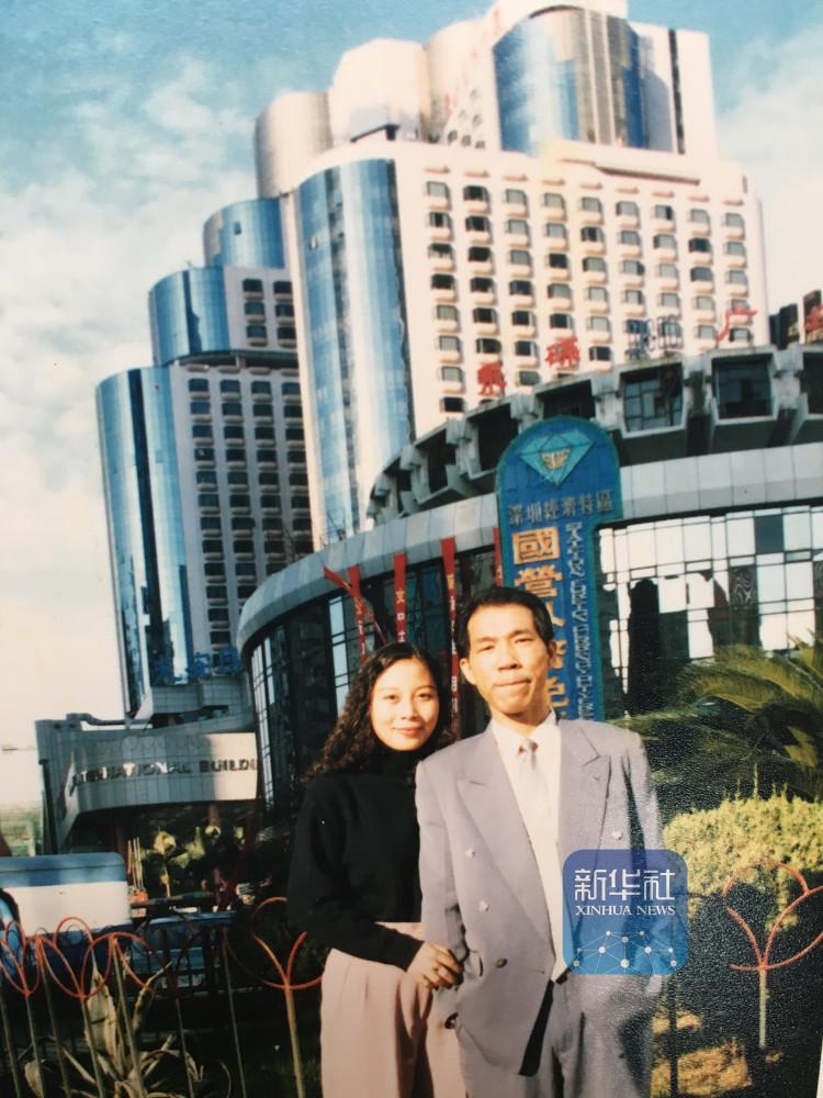 照片的背景是深圳罗湖深国商大厦，拍摄于1996年法子英、劳荣枝二人流窜作案之时。