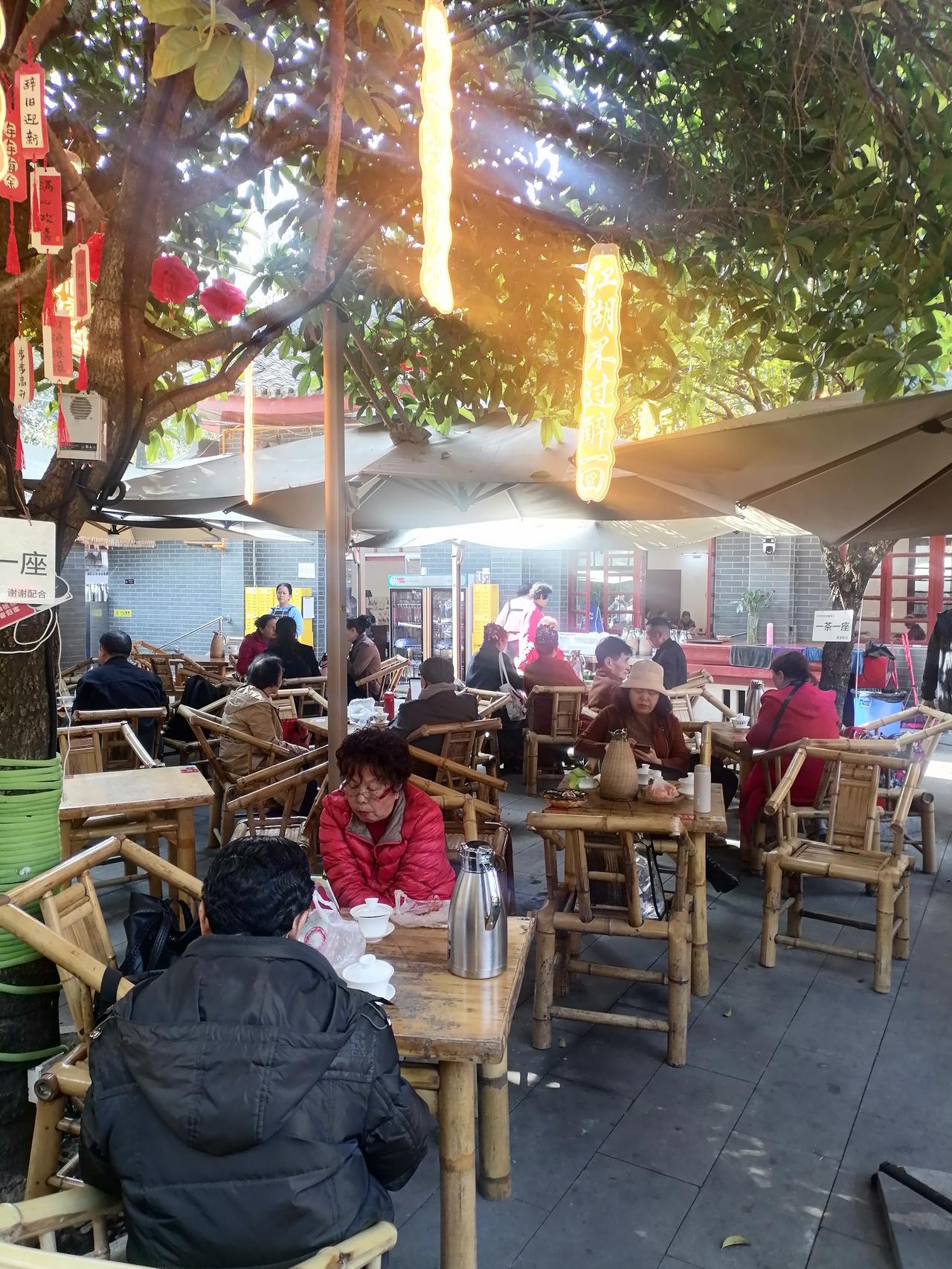 四川人的“闲情”浓缩在茶馆里面！
     四川的地方文化主要体现于茶馆文化。在