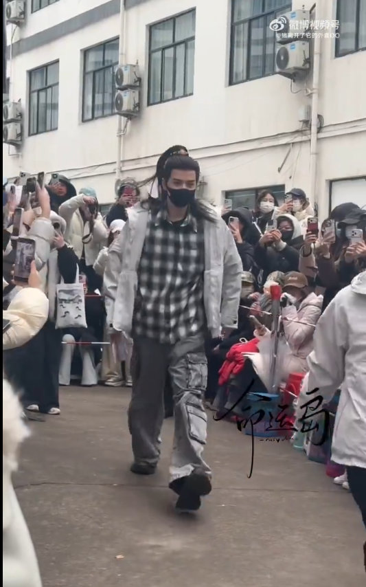 王弘毅金枝开机出妆路透 王弘毅金枝开机出妆路透，大步流星的开启上班模式 