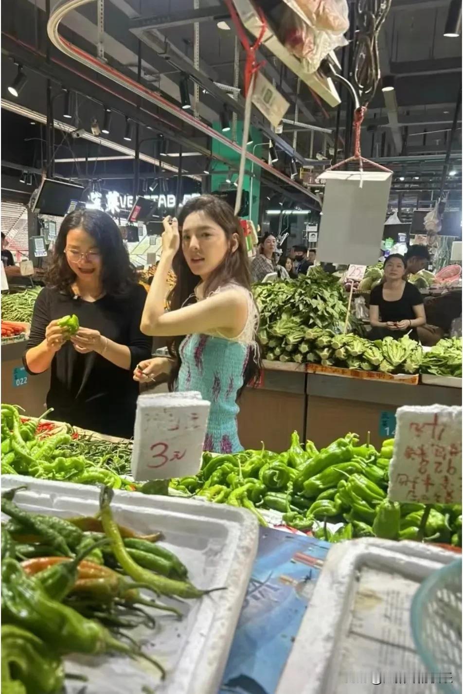 如翡翠雕琢的星盏，棱角分明的身躯披着蜡质碧纱，晨露凝在褶皱处，折射出碎钻般的光晕