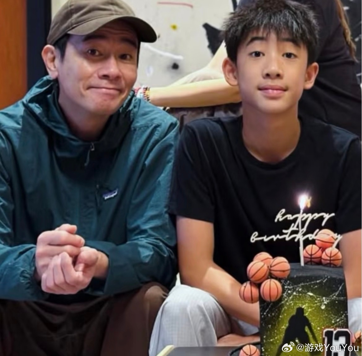 陈小春童年被父亲铁链锁脚原生家庭的影响确实深远，但他现在能把伤痛转化成事业动力很