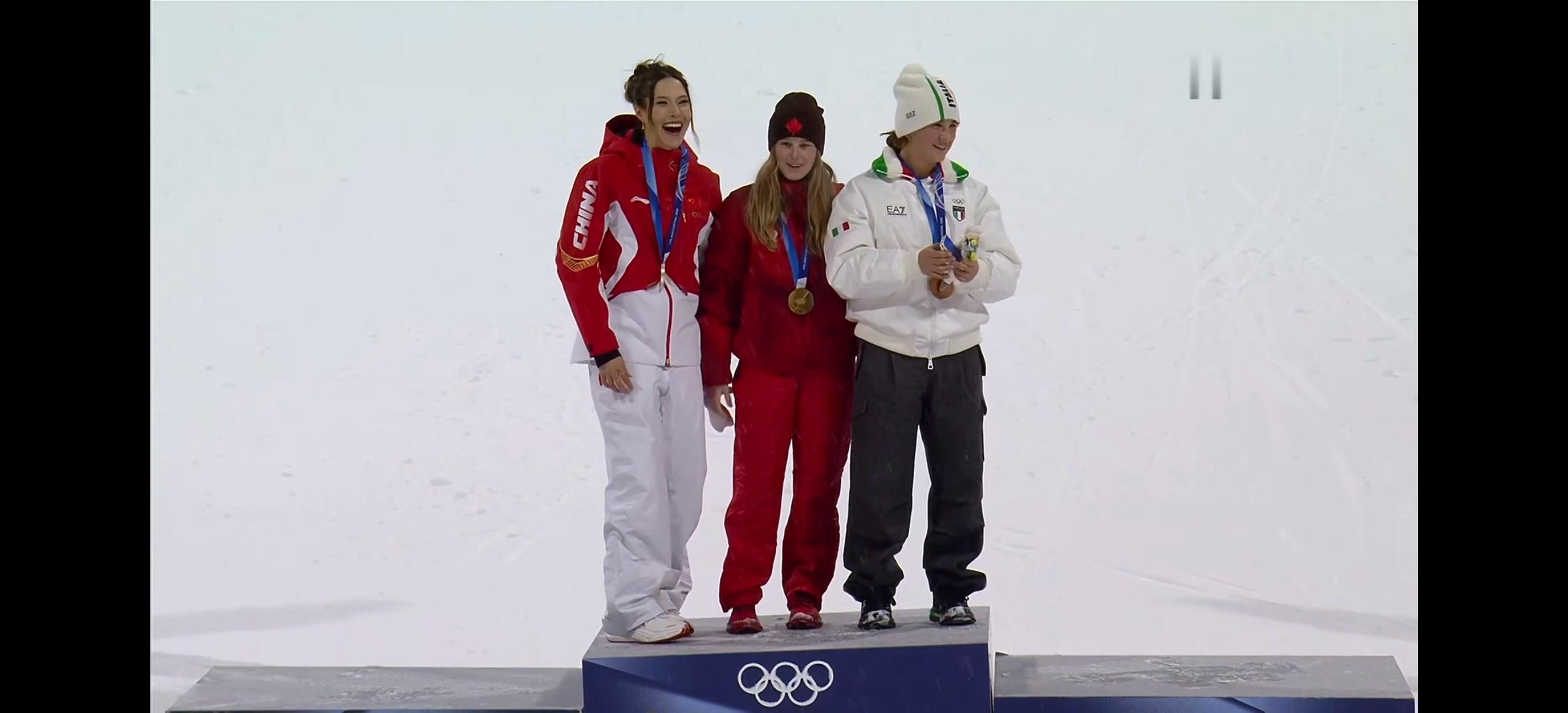 谷爱凌大跳台银牌谷爱凌领奖台时刻！ 马年中国第一枚奖牌恭喜谷爱凌大跳台再夺银牌，