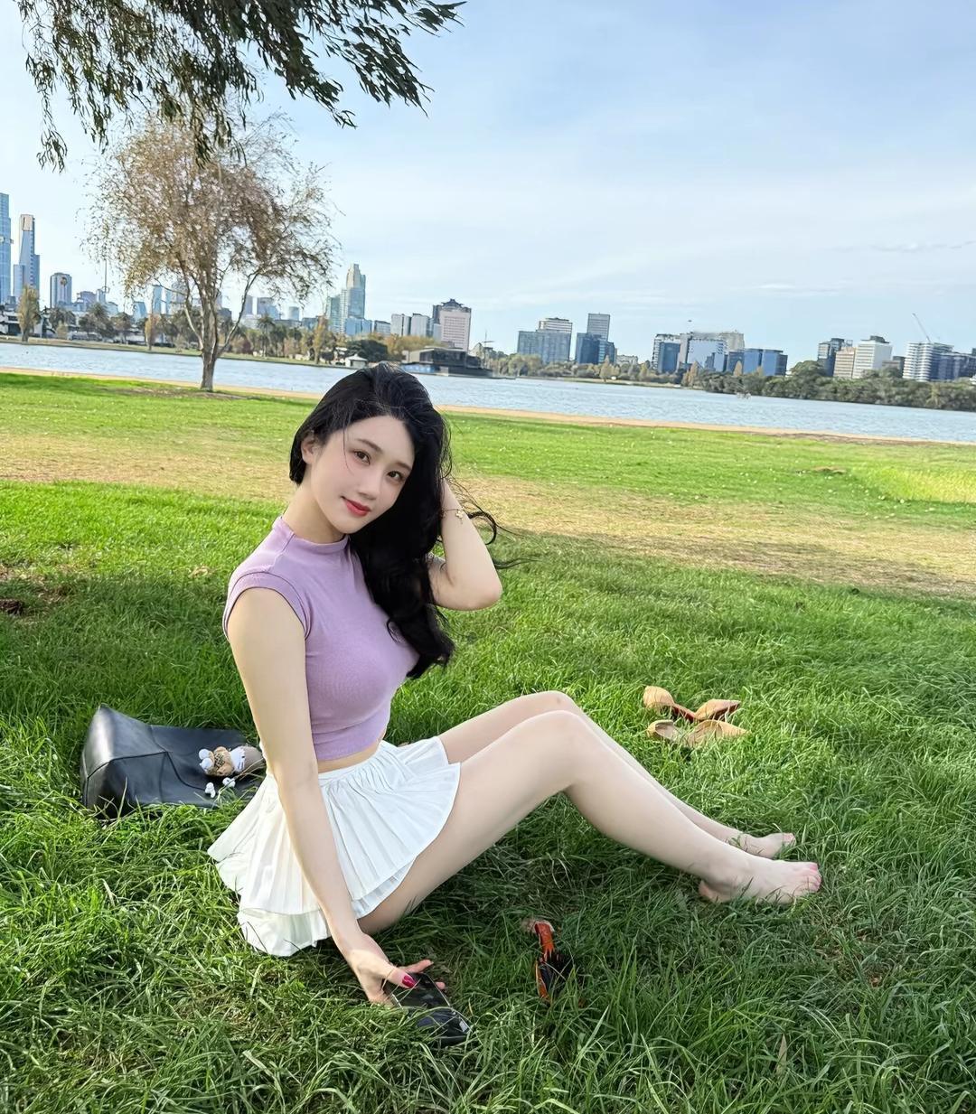 女生如何穿搭看起来时尚更有品味呢周末的正确打开方式：脱下高跟鞋，赤脚踩在草地上。