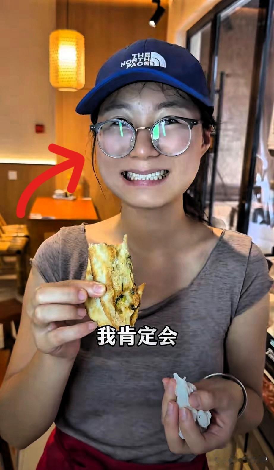 “这个女的火了！”江苏无锡，18岁女孩去饭店打暑假工，和老板商量好的，每天工作8