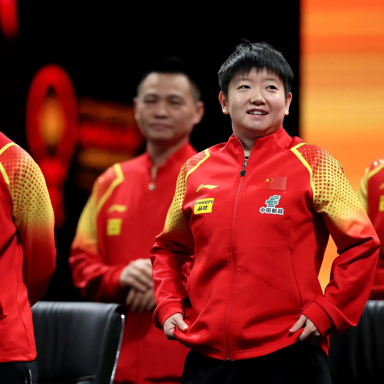 孙颖莎双手牵着衣角的样子是因为紧张吗？这表情也是够可爱的！这圆润的小脸，清爽的短