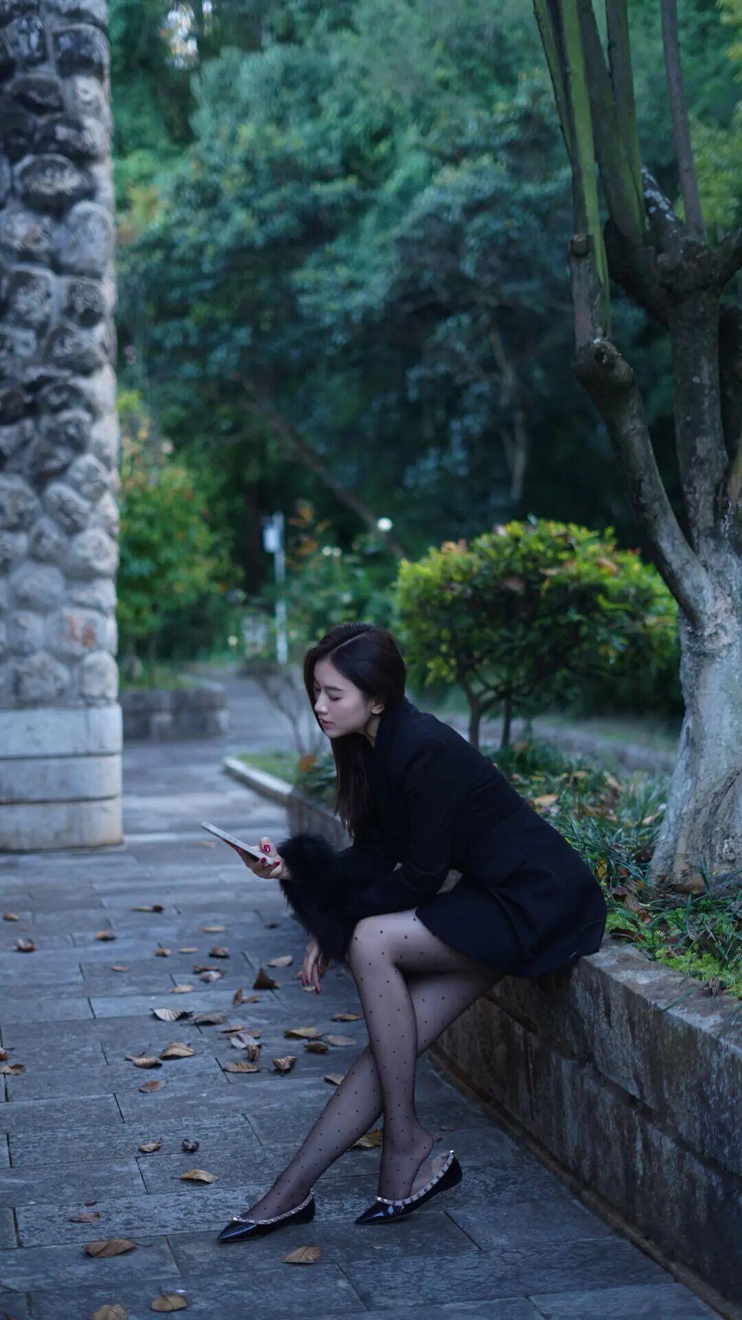 “​黑色外套+波点袜+小皮鞋”，优雅大方，穿搭魅力
这件黑色短款西装式外套，袖口