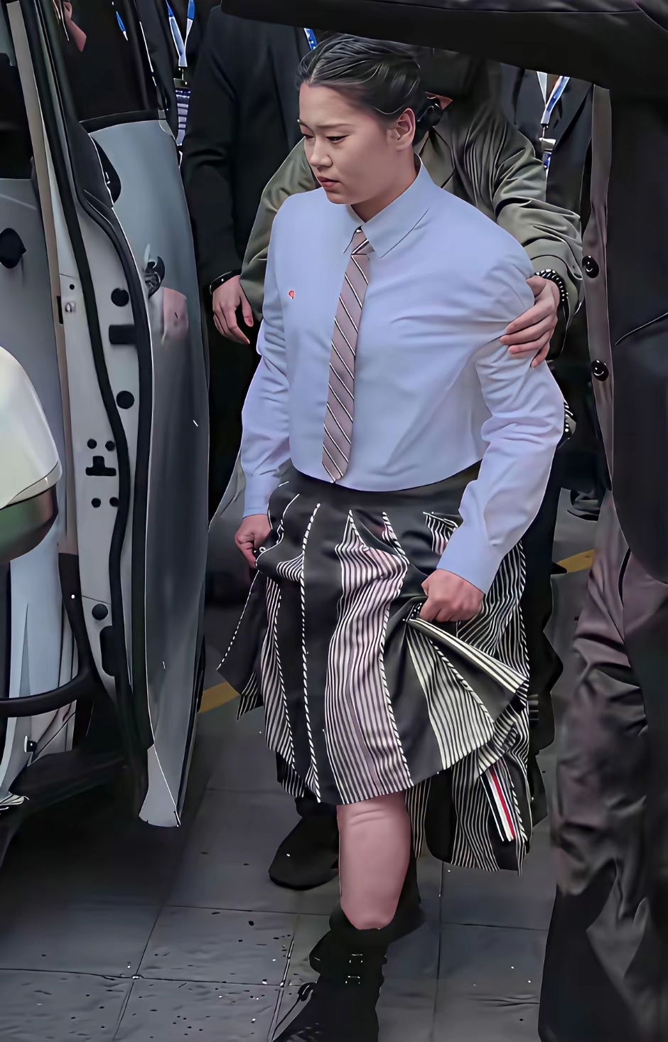 说句实话，这身衣服就不适合穿感觉像是故意丑化一样，全红婵随便穿搭都比这身好看，给