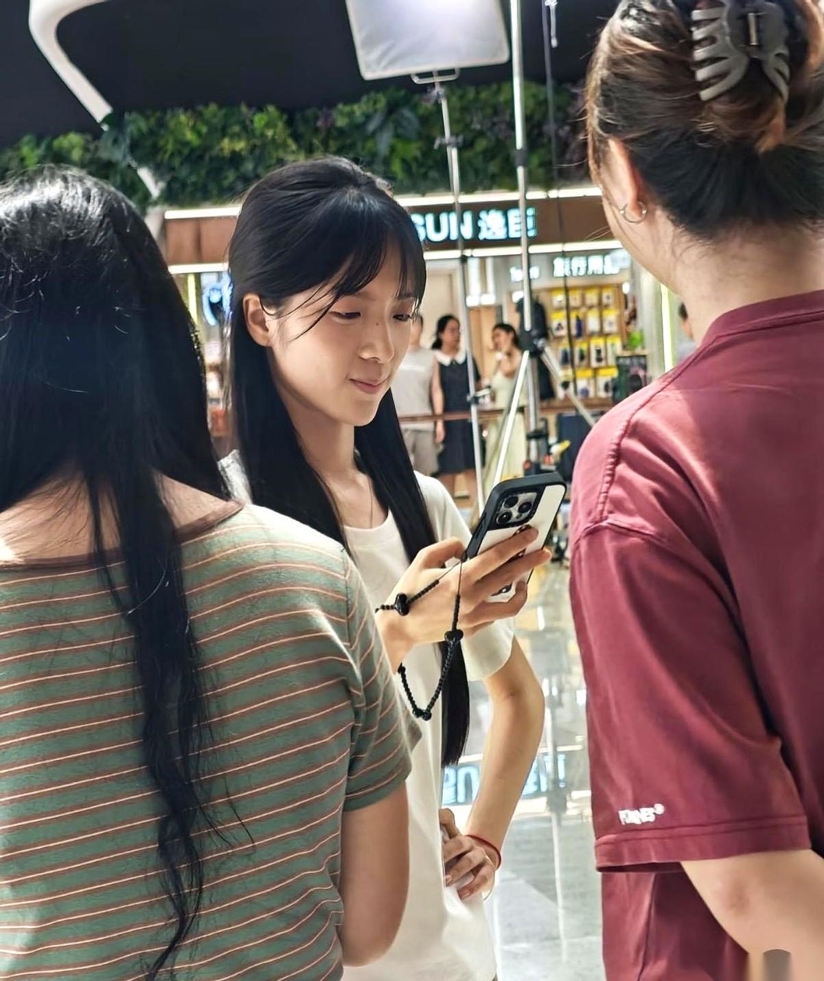 圈里人说，李思潼最大的“毛病”，就是她不像个女明星。
红毯上，别人铆足了劲儿，浑