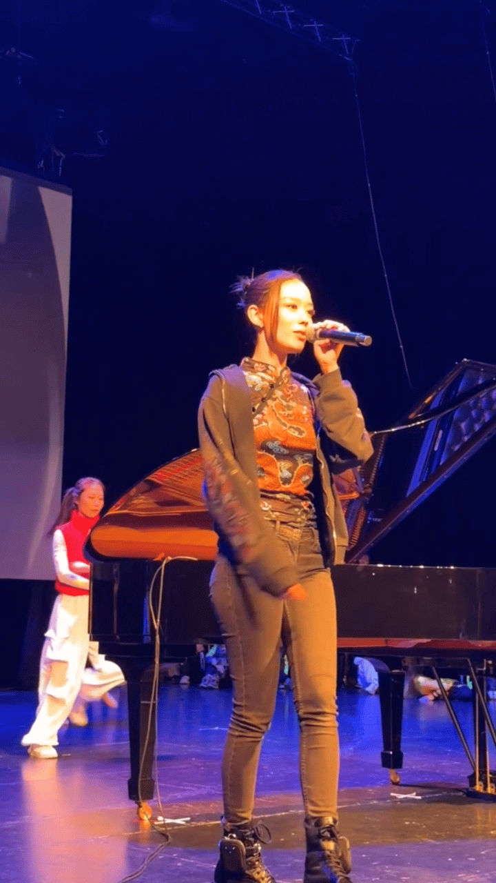 这竟然是吉娜！她这身材真的没得说，这条紧身牛仔裤也挺好看的，只不过摄影师选的这个