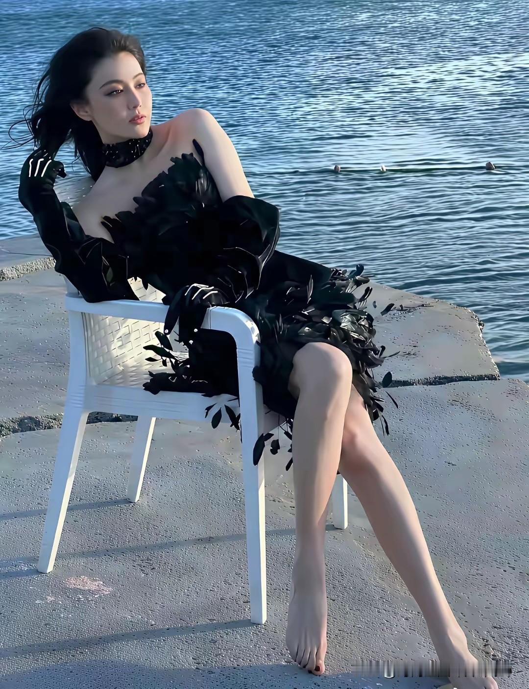 蓝海配黑羽礼服，清冷氛围感拉满，撞色海边大片，独特冷艳气质海边穿搭