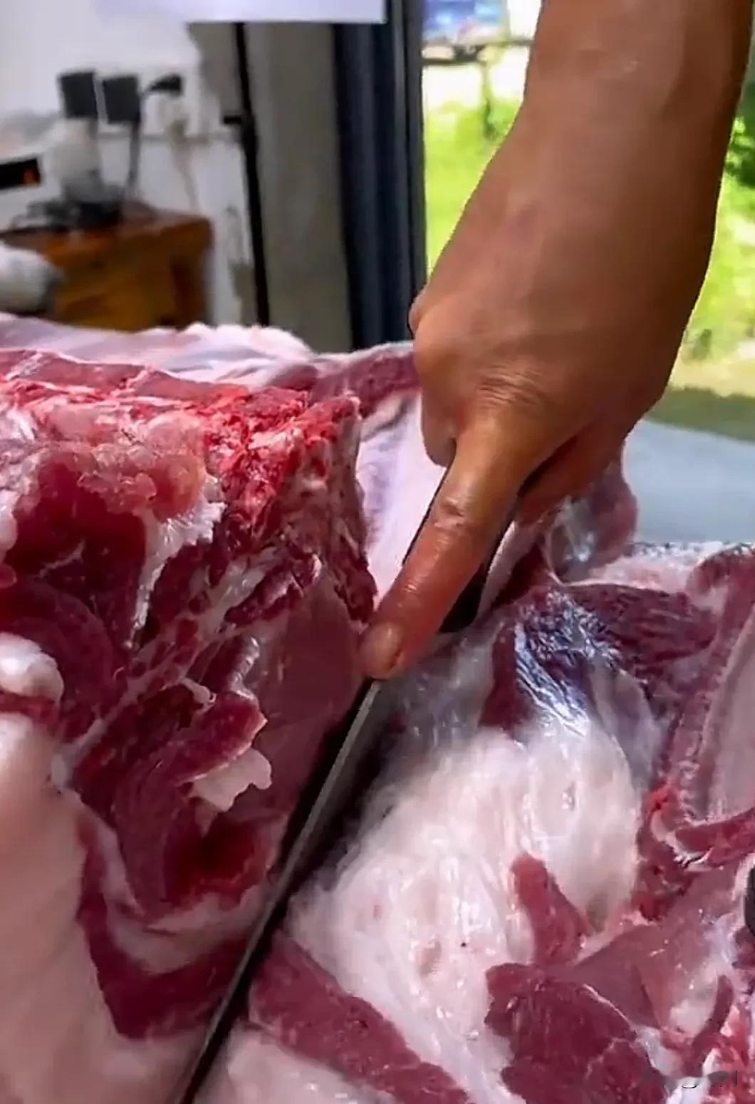 突发坏消息，市民担忧猪肉涨价，因我国对欧盟出口的猪肉征收最高20%反倾销税！事发