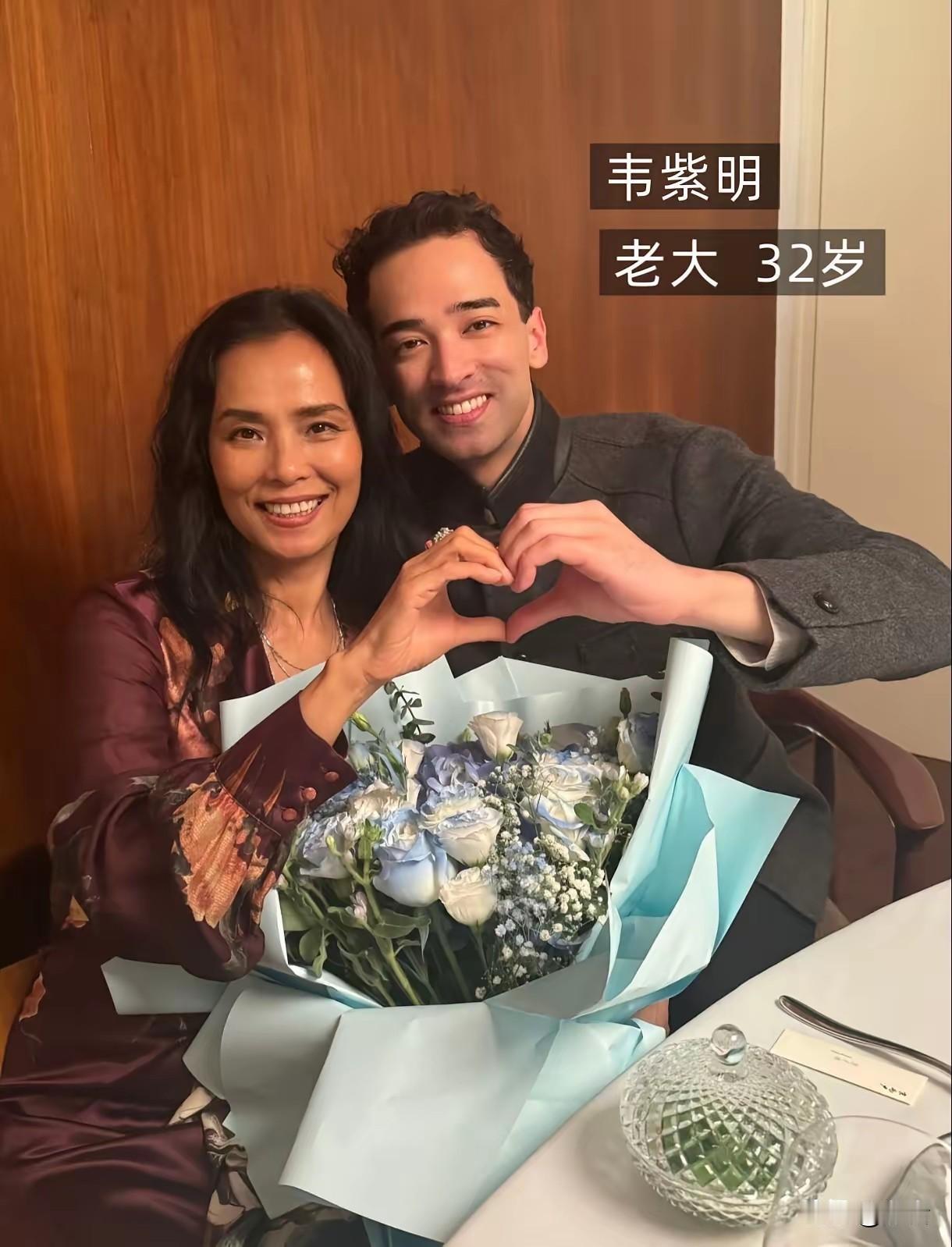 岁月从不败美人，更偏爱伟大的母亲！
韦唯的三个帅小伙太让人惊艳了，眉眼间像极了爸