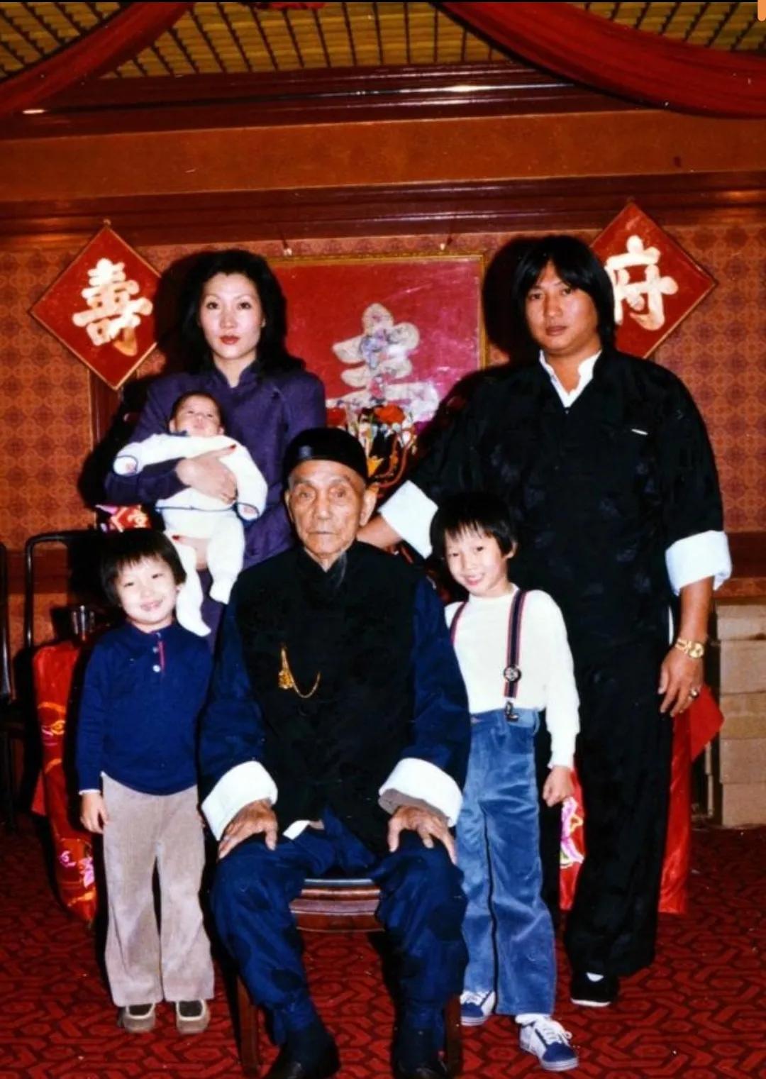 70年代，洪金宝与他的妻子曹恩玉、父亲洪文安、长子洪天明、二子洪天祥以及三子洪天