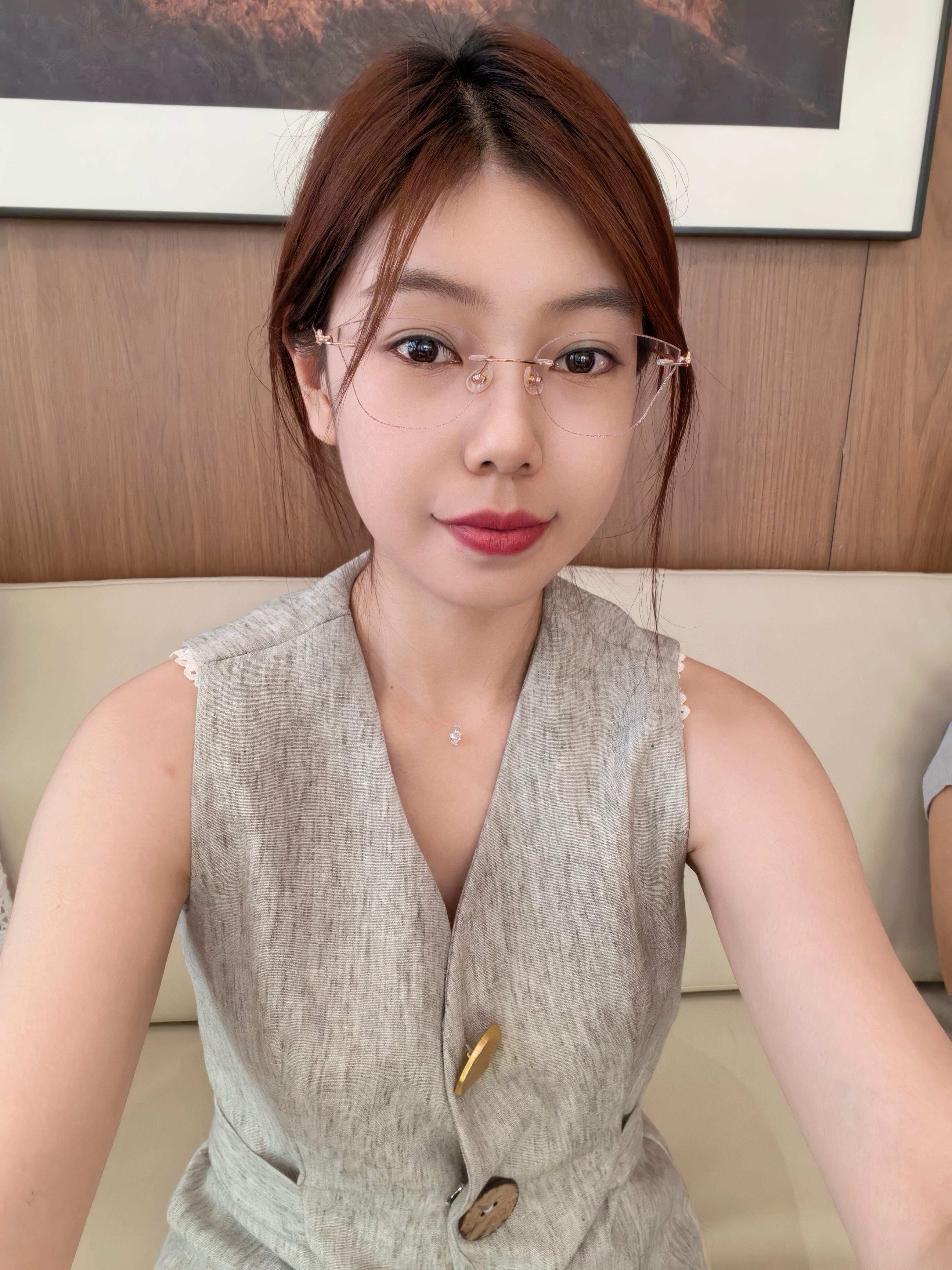 鹅～吃饱了图3有点像周小闹的杨经理（不知道你们有没有看过） 