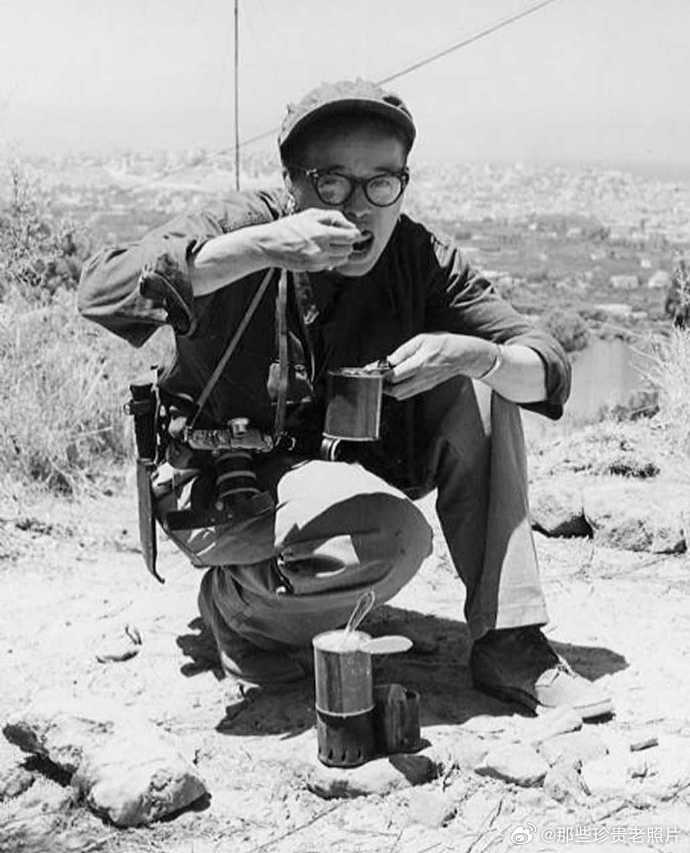 美国著名战地女记者 迪吉·夏佩尔，图五1965年11月4日 一枚越军投掷的炮弹在