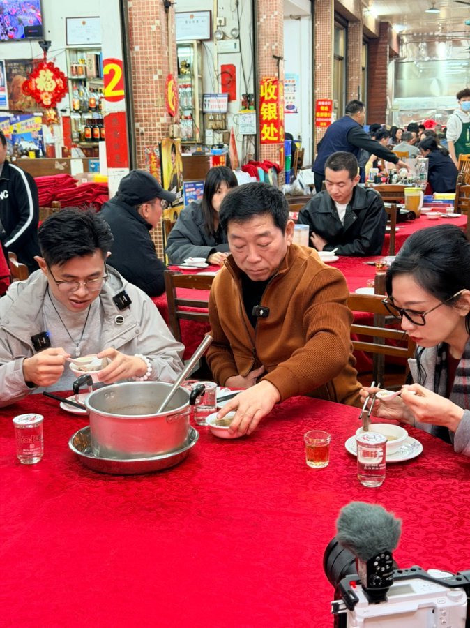 北方车企大佬来广州，居然沉迷这碗市井烟火！魏总在老巷粥铺，从亲手挑鲜猪杂到细品慢