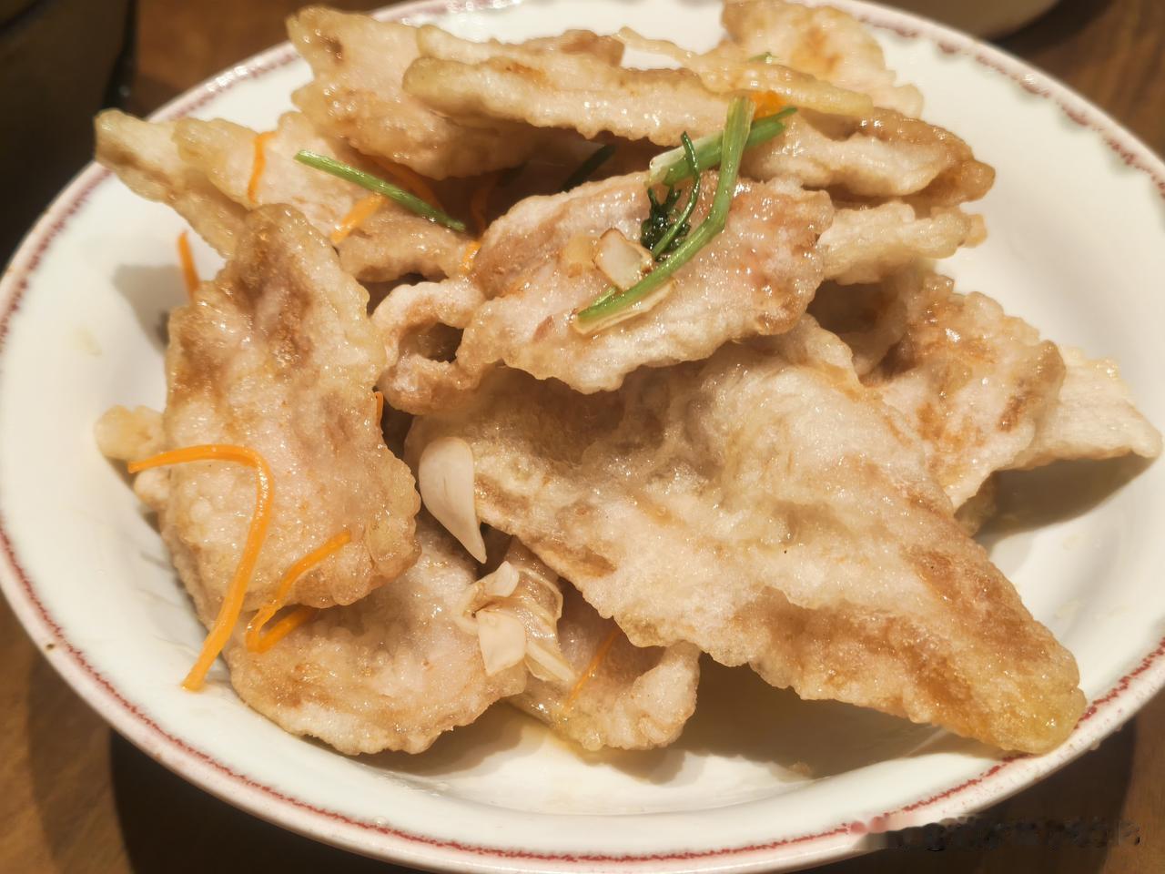 南京今天多云，最高温度33℃。今天没什么事，上午和老伴一起坐地铁到新街口，很长时