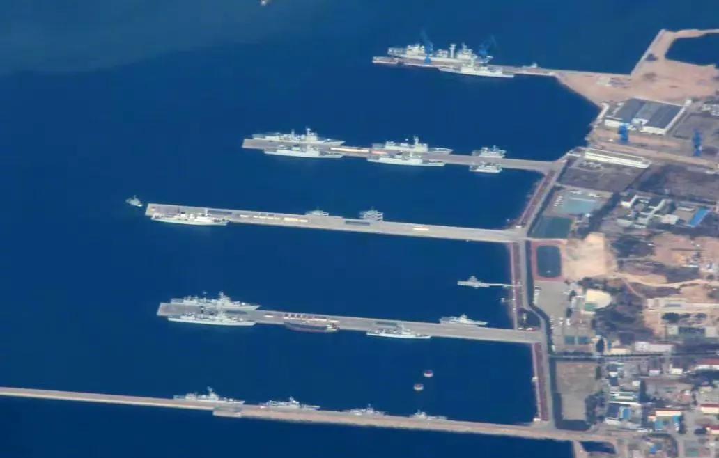 大国和伪装大国海军的区别。

中国和美国海军的军港修建的都相当大气，码头系统多采