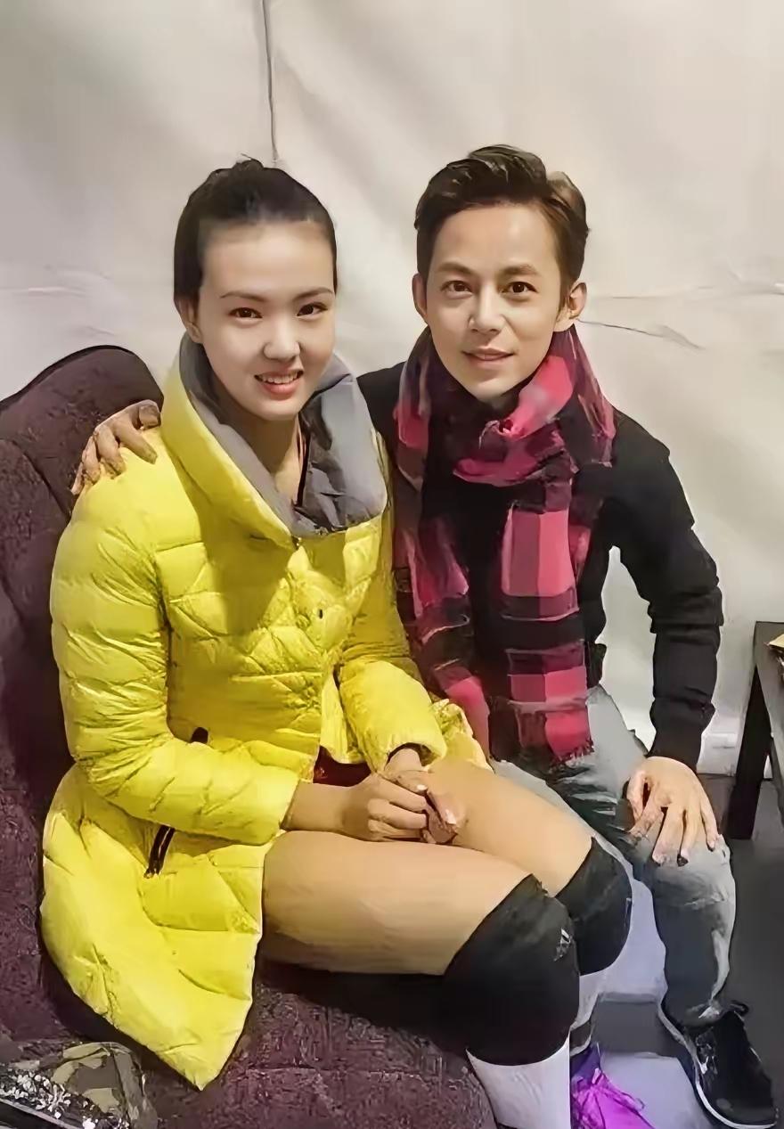 根本够不着嘴。
