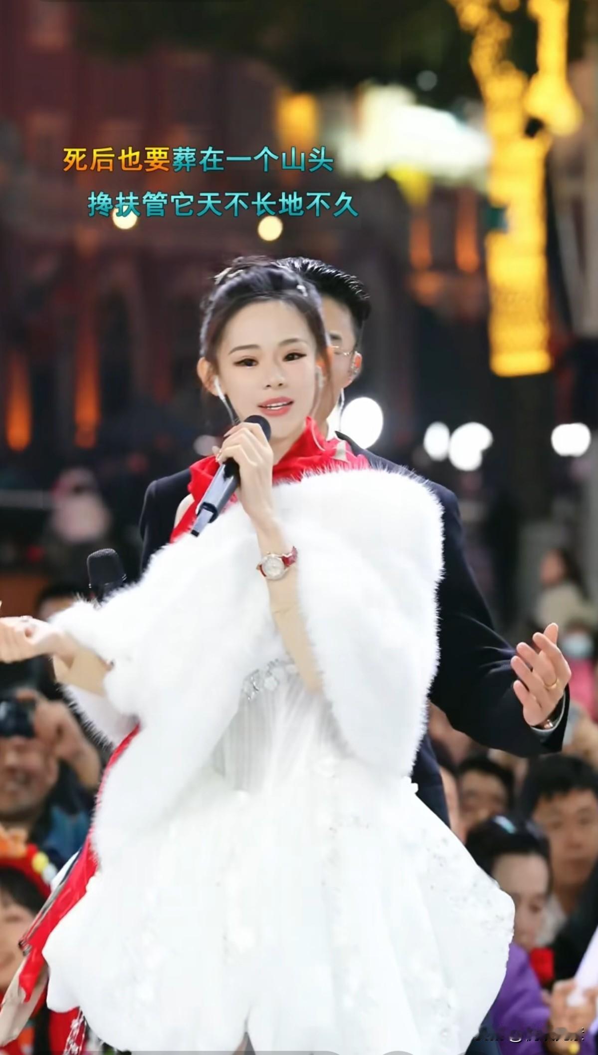 这世上还有比苏畅更幸福的女人吗？
当年郭有才老师不明一文，又黑又瘦，居然被又白又