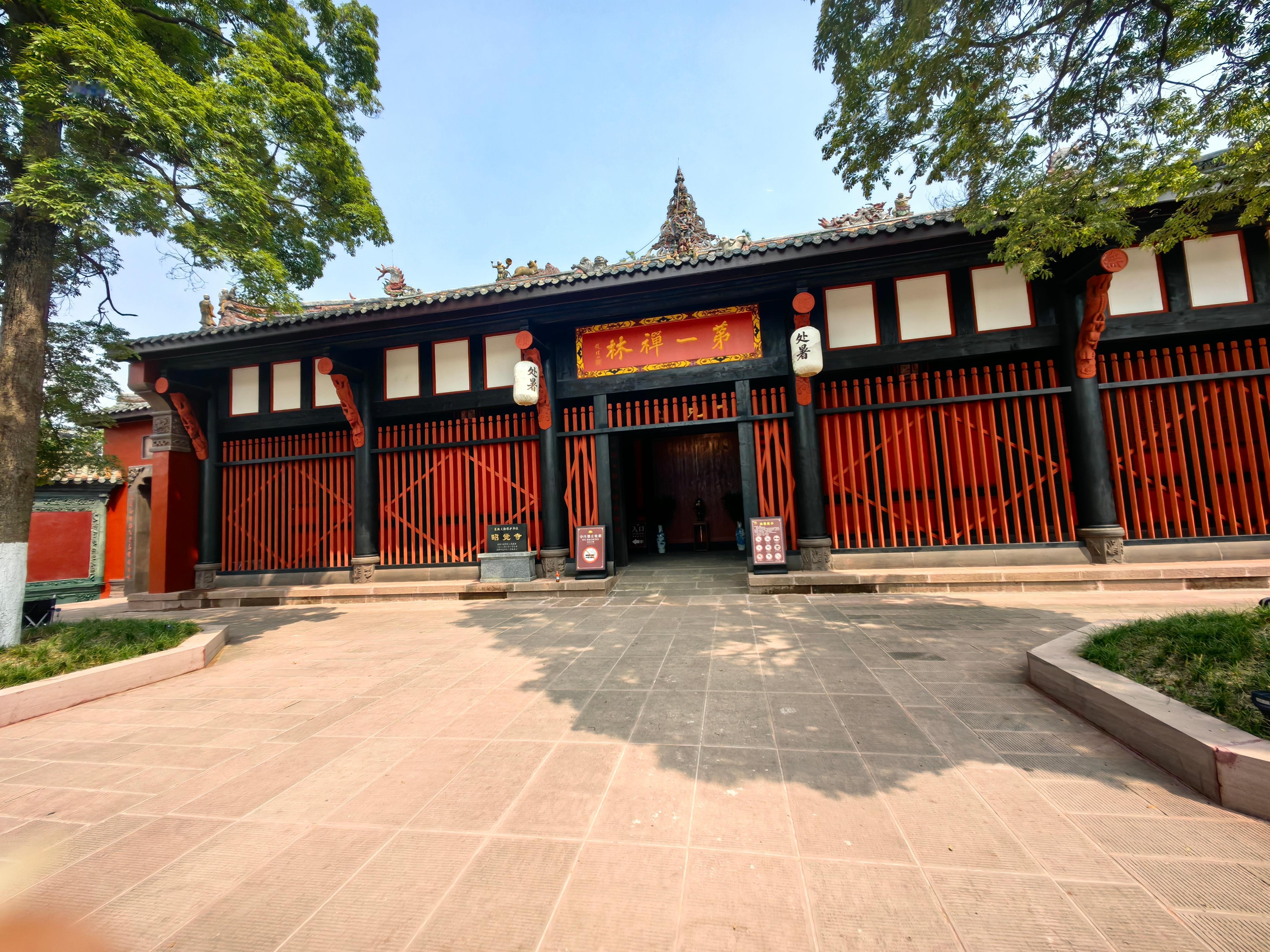 我来成都近45年，记忆中，还是第一次到昭觉寺。自诩“川西第一禅林”，也就是川西坝