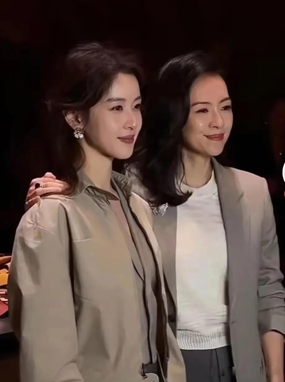 二章并肩，相得益彰。
章子怡，章泽天。