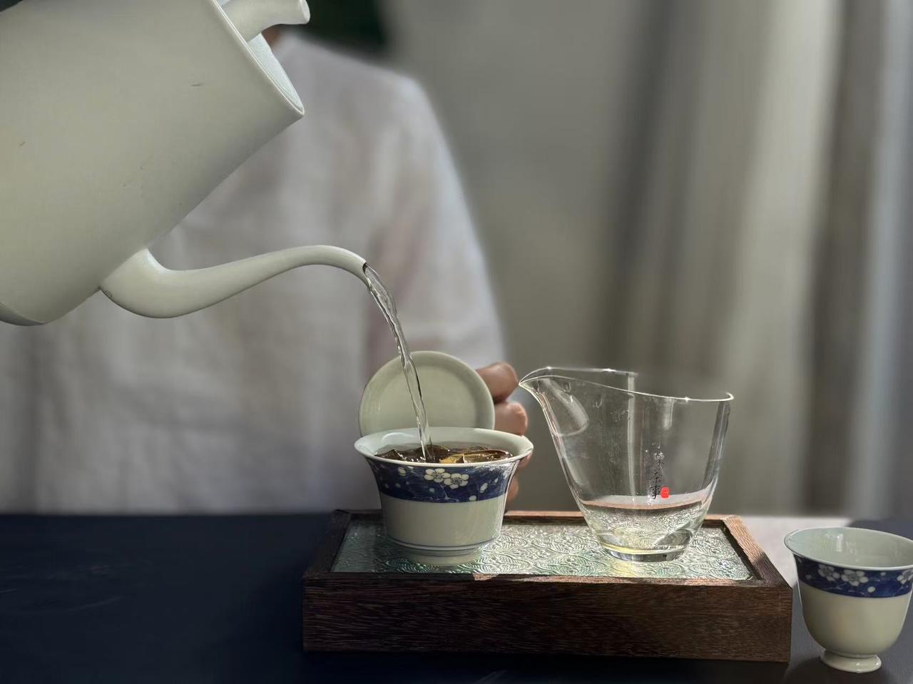 这5种茶坚决不能喝，能劝一个是一个！
①酸味茶
茶叶发酸，一般是两种原因。
第一