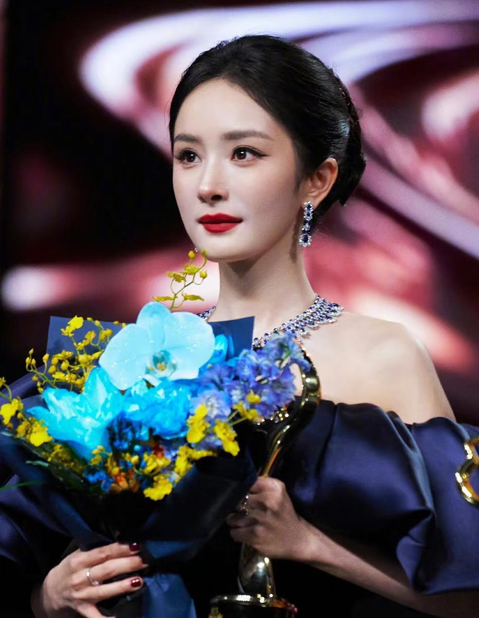 杨幂撕掉滤镜，靠的不是脸，是手上磨出的茧。
拍《生万物》，她真把自己扔进农村，素