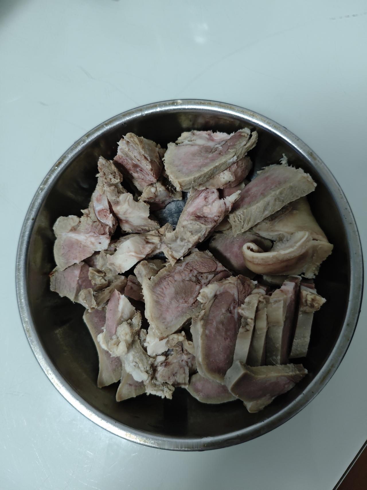 晒出我的今日美食：周末美食：昨天晚上儿子做的晚餐糟猪舌，白灼虾，炒茄子，莲藕排骨