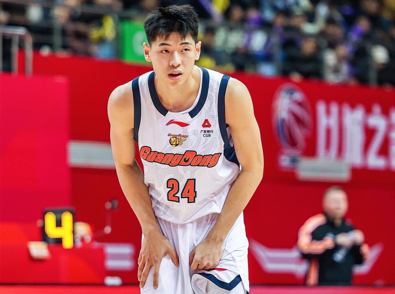 广东东阳光主场对阵吉林长白山恩都里，第二节6分多钟的攻防回合，崔永熙接队友麦考尔