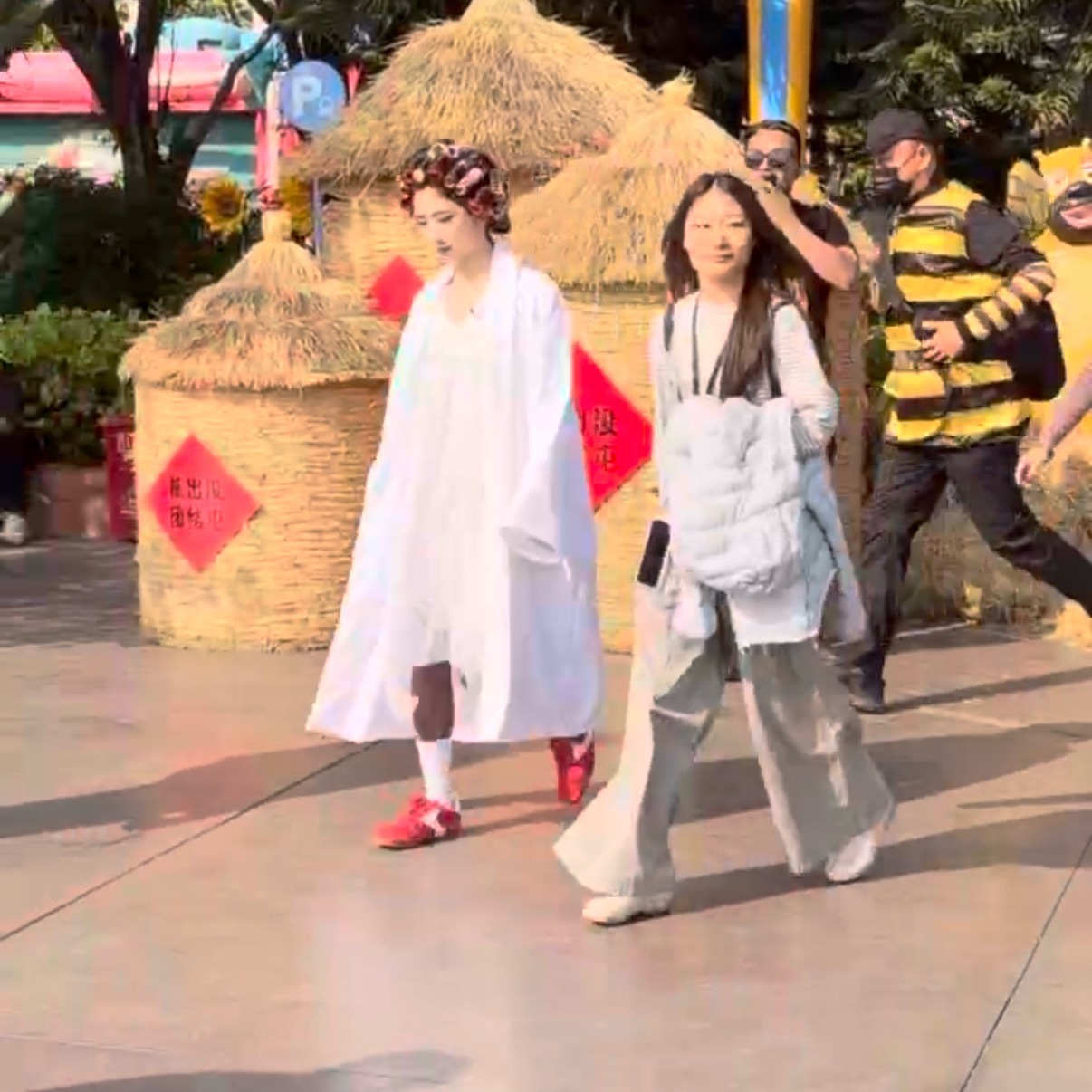 王影璐cos包租婆王影璐这个包租婆有那味儿了王影璐这两步有包租婆那味儿了