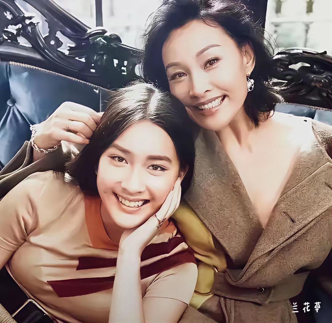 陈冲和女儿的合影照片，很美。