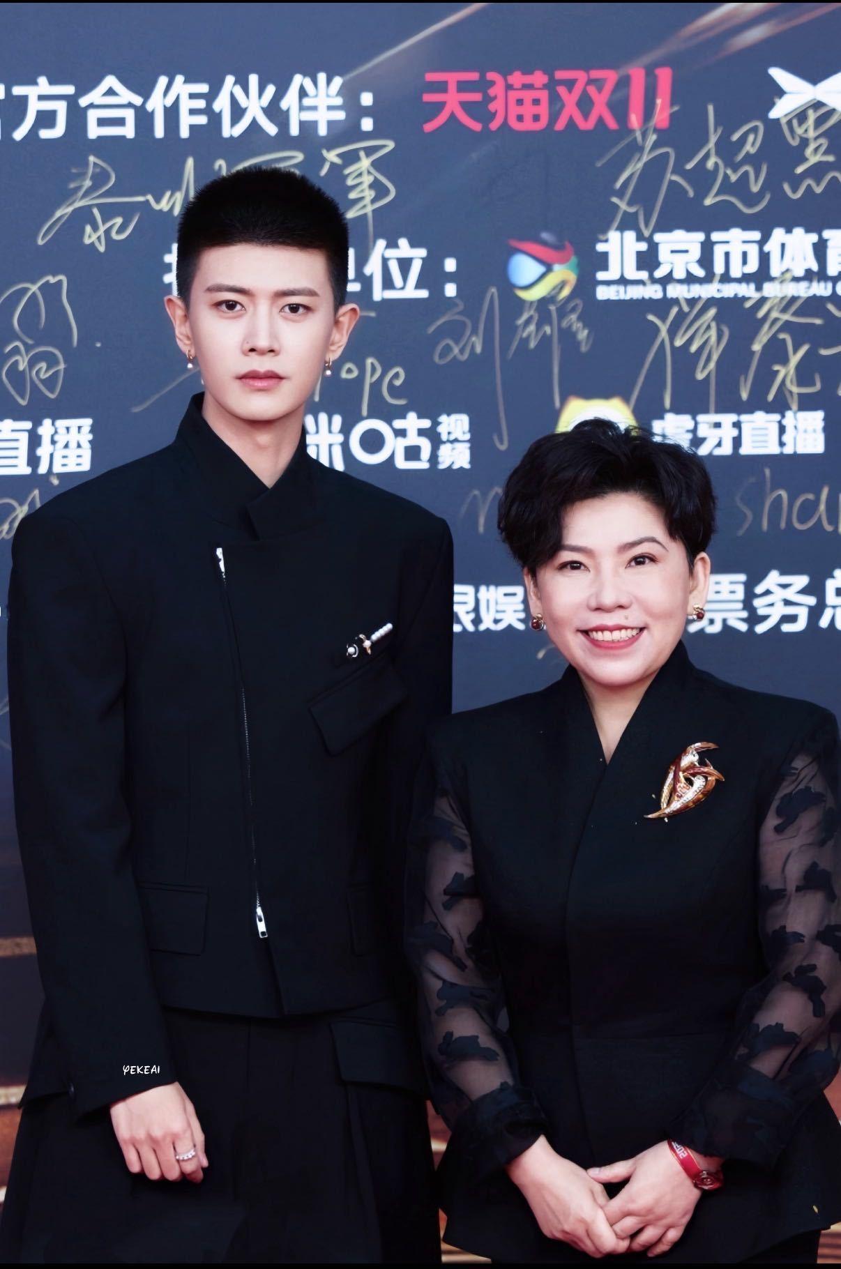 绝了呀！任嘉伦追星成功邓亚萍，这波操作太秀啦！和偶像站在一起，他就像个听话的小迷