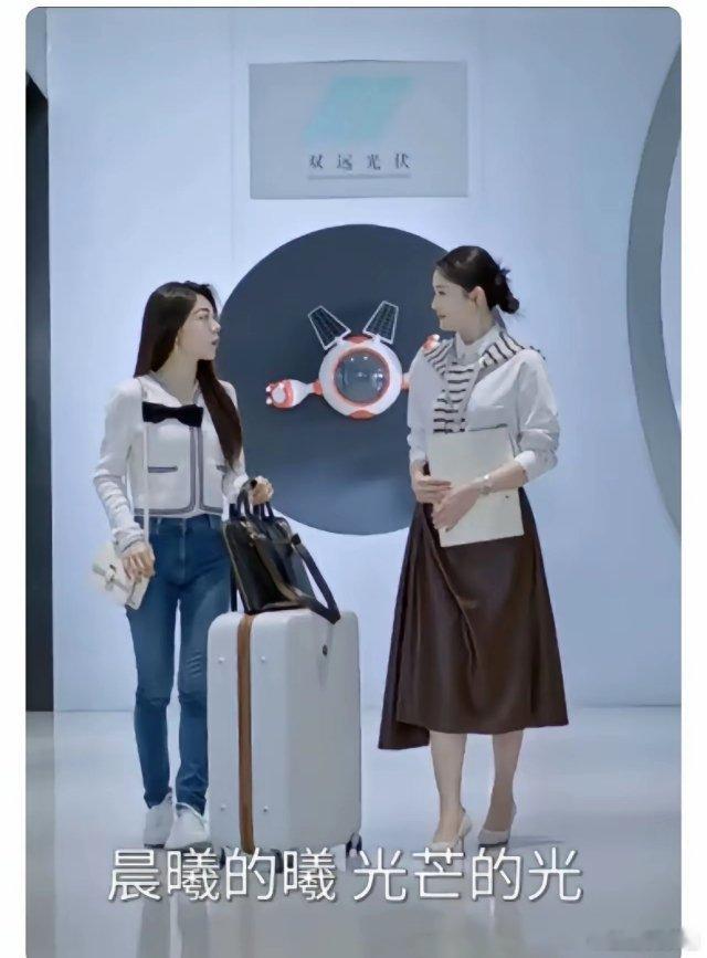 《骄阳似我》热播，赵今麦因同框女配、同款造型被热论身材，“气场被秒”“版型驾驭差