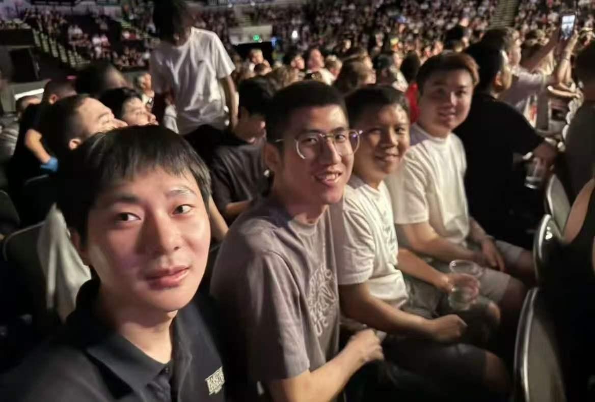 英国维多利亚斯诺克学院的部分球员们今晚（当地时间）观看了摔跤比赛
黄佳浩、周跃龙