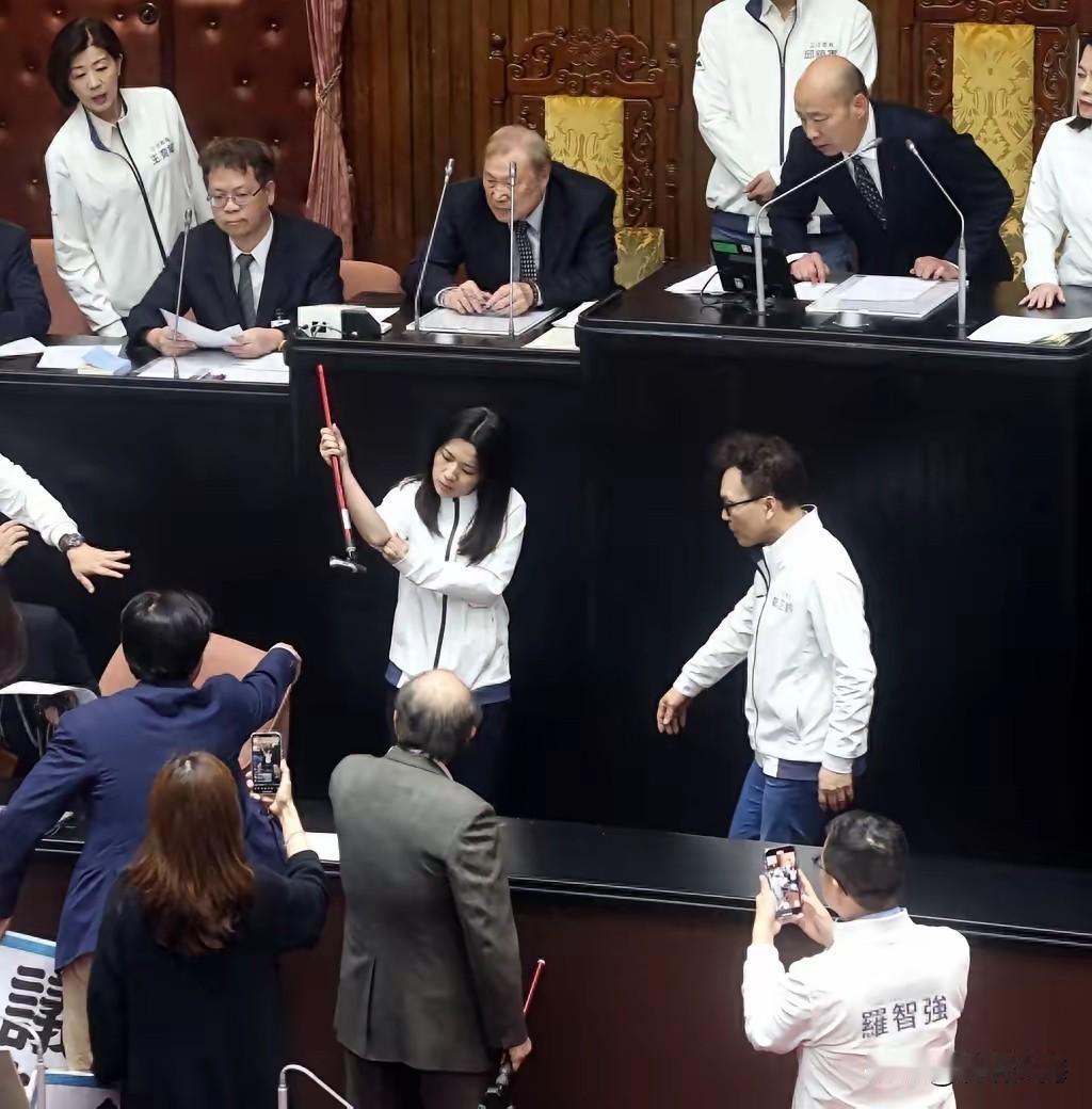 一根断拐杖、一份起诉书，柯建铭从“乔王”到被司法起诉，这一步跨过去，台湾政坛的潜