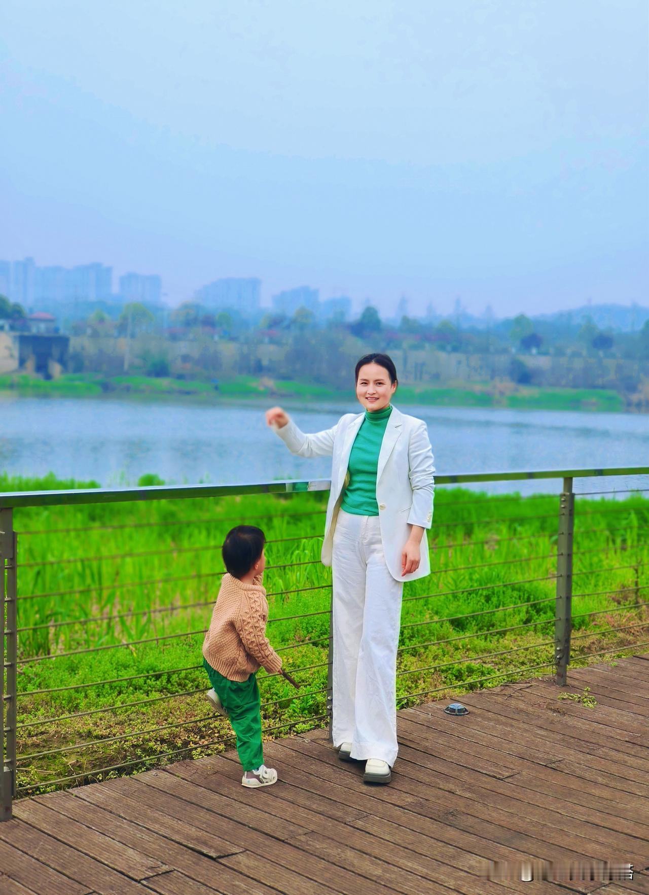 早春穿搭｜把春天穿在身上
 
三月踏青，用白西装+白牛仔裤+绿毛衣打造9:1高级