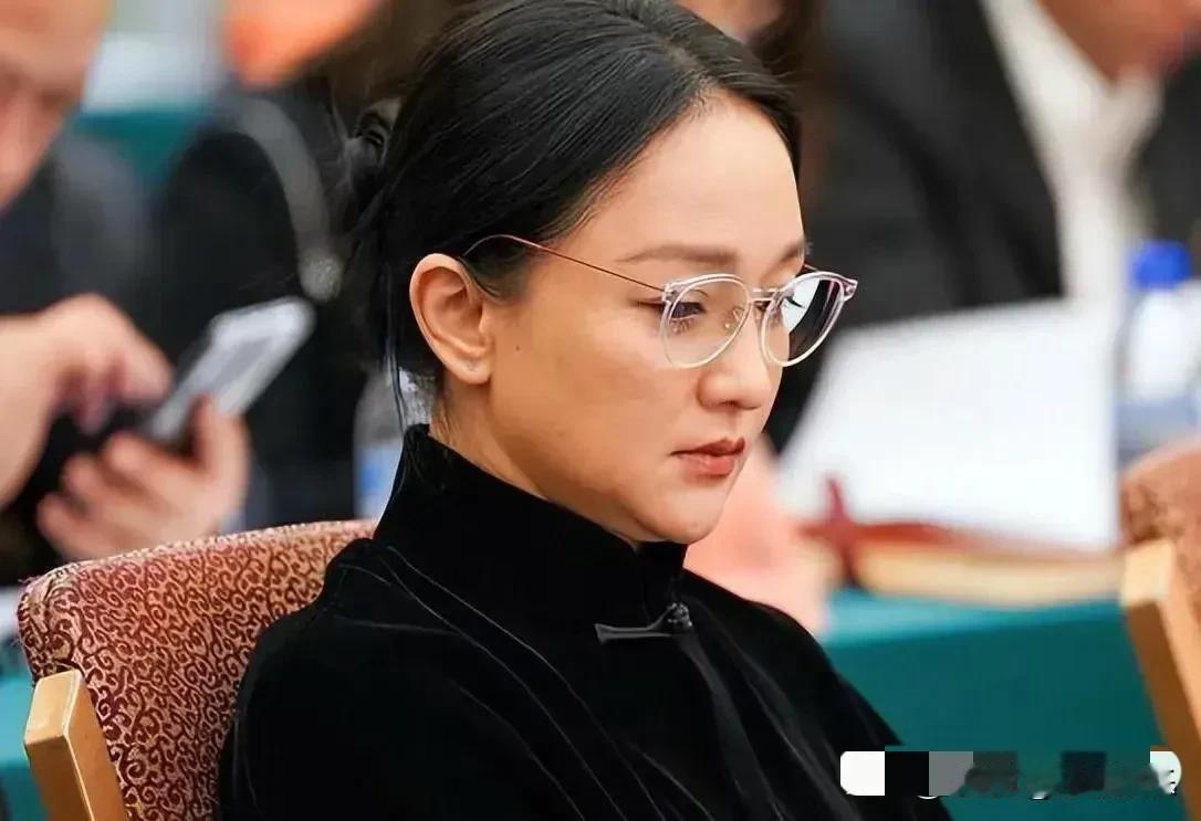 女明星去大会堂开会时，全部都戴上了眼镜，为了什么呢？其实就是为了更加舒适。她们当