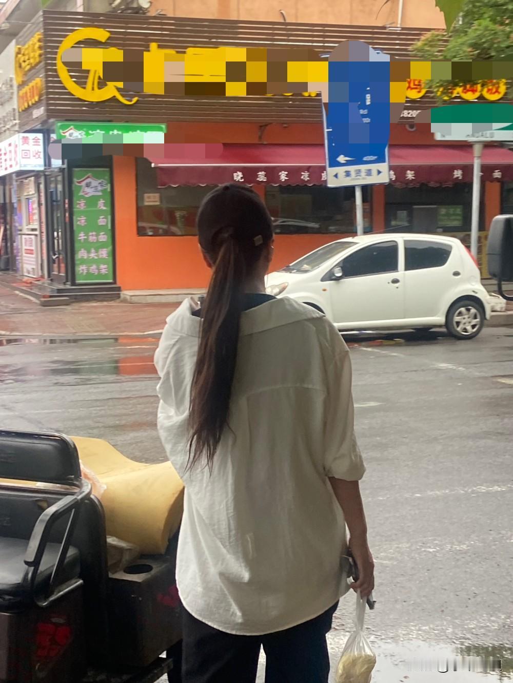 看看小姐姐这身衣服多清爽利索呀！
早晨穿着这身休闲衣服，白色上衣，黑色裤子，棒球